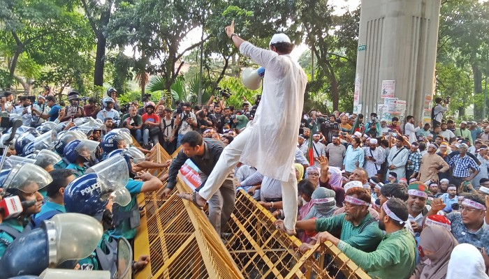 ​শিক্ষকদের সচিবালয়মুখী যাত্রা আটকে দিল পুলিশ