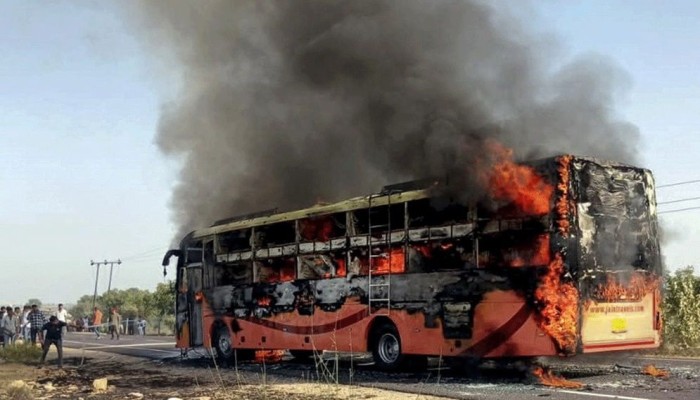 ​চলন্ত বাসে আগুন, পুড়ে মারা গেলেন ১৯ যাত্রী