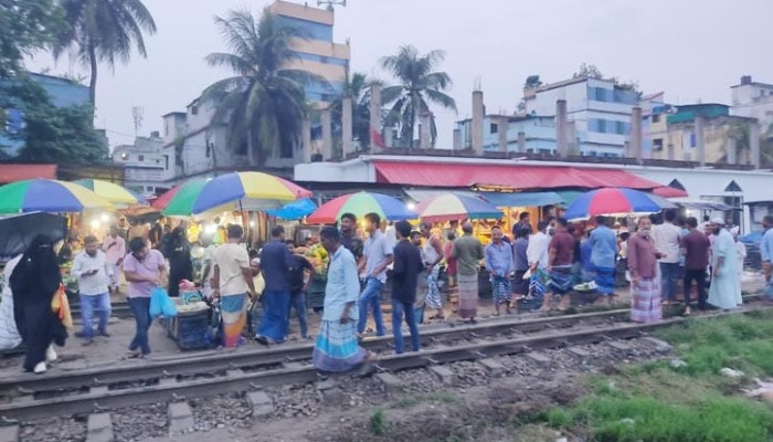 ​তালাবদ্ধ নরসিংদীর ৩ স্টেশন, যাত্রী দুর্ভোগ চরমে