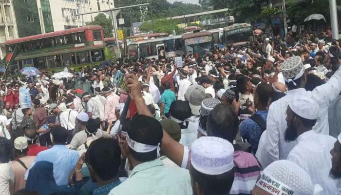 ব্যারিকেড ভেঙে শাহবাগ মোড়ে শিক্ষকদের অবস্থান, যানচলাচল বন্ধ