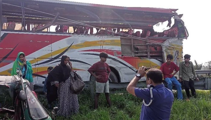 বাস-ট্রাক সংঘর্ষে প্রাণ গেল ৩ যাত্রীর