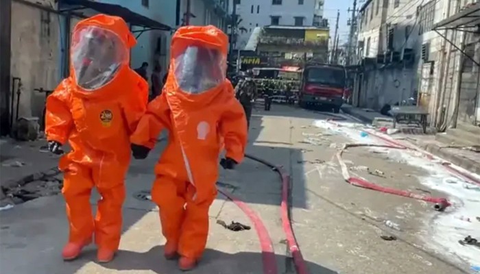 ​মিরপুরে রাসায়নিকের গোডাউন থেকে বিষাক্ত গ্যাস বের হচ্ছে