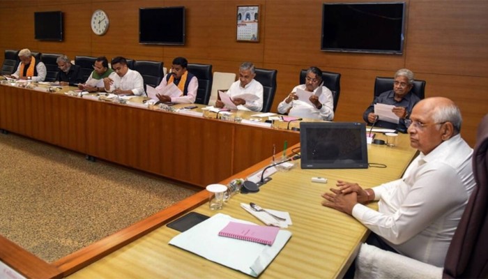 একযোগে পদত্যাগ করলেন গুজরাটের সব মন্ত্রী