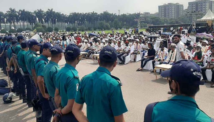​পুলিশকে উপেক্ষা করে মঞ্চের সামনে জুলাই শহীদ পরিবার-আহতদের অবস্থান