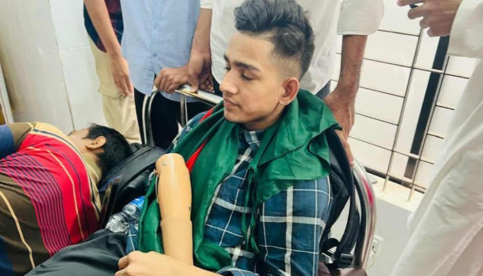 ​পুলিশের পিটুনিতে আহত ১০ জুলাইযোদ্ধা ঢামেকে