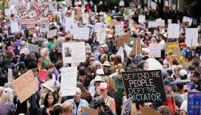 ​ট্রাম্পবিরোধী বিক্ষোভে উত্তাল যুক্তরাষ্ট্র
