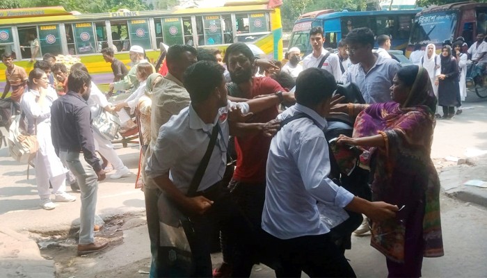 ​ঢাকা ও আইডিয়াল কলেজের শিক্ষার্থীদের সংঘর্ষ