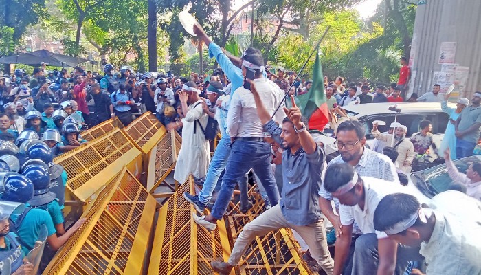 ​শিক্ষকদের ‘ভুখা মিছিল’ আটকে দিয়েছে পুলিশ