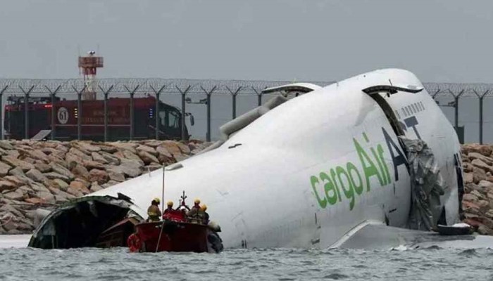 ​হংকংয়ে রানওয়ে থেকে সাগরে ছিটকে পড়ল বিমান, নিহত ২