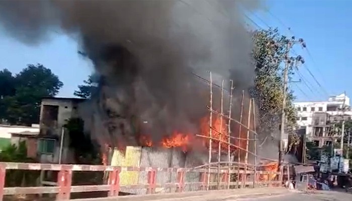 ​গ্যাস সিলিন্ডারের লিকেজের আগুনে পুড়ল ৭ ব্যবসাপ্রতিষ্ঠান