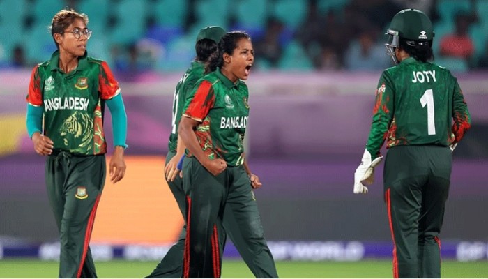 ​টস হেরে ফিল্ডিংয়ে বাংলাদেশের মেয়েরা