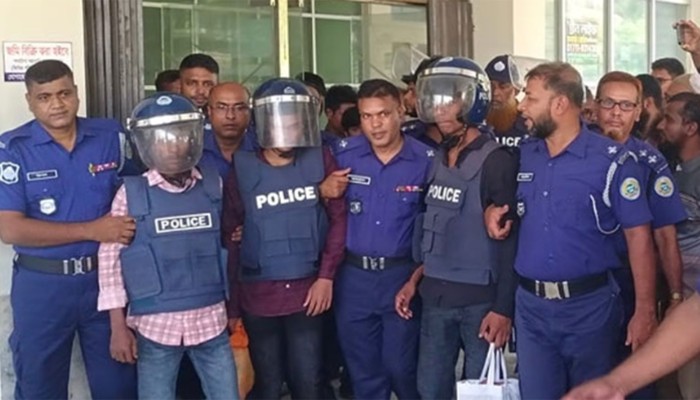 ​জুলাই শহীদের মেয়েকে দলবদ্ধ ধর্ষণ: তিন কিশোর আসামির কারাদণ্ড