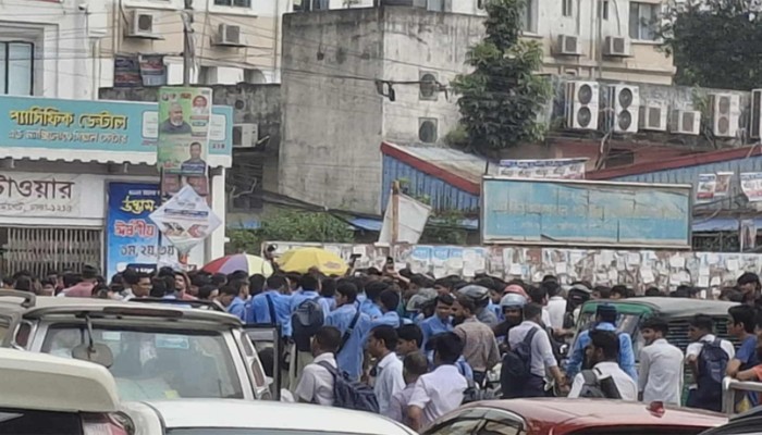 ​শিক্ষার্থী নিহতের ঘটনায় ফার্মগেটে সড়ক অবরোধ