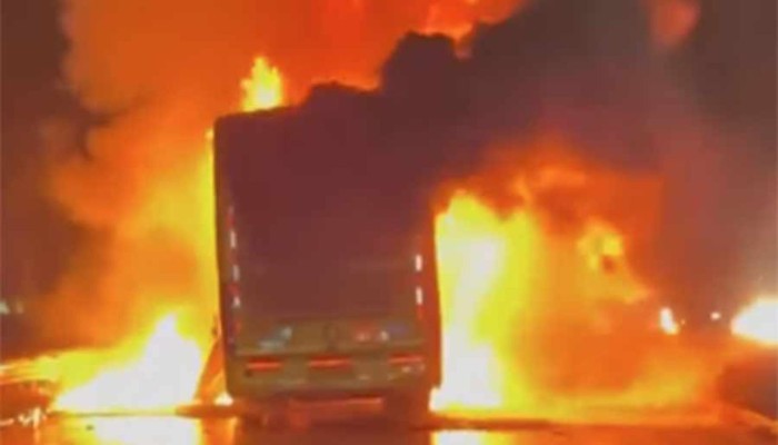 চলন্ত বাসে আগুন, নিহত ২০