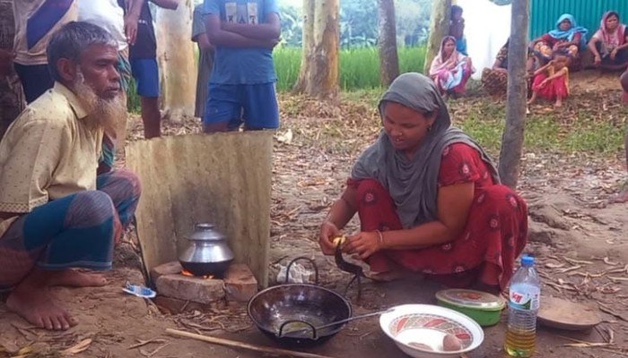 নলকূপ খননের সময় বেরিয়ে এল গ্যাস,চলছে রান্না