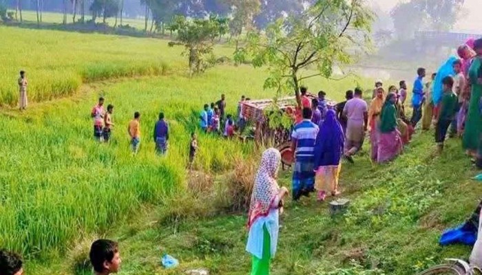 ​নওগাঁয় গরুবোঝাই ভটভটি উল্টে প্রাণ হারালেন ২ ব্যবসায়ী