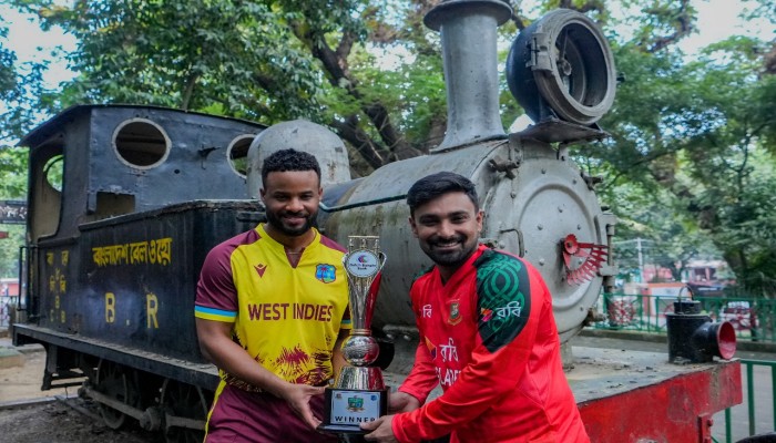 ​ঐতিহ্যবাহী সিআরবিতে টি-টোয়েন্টি সিরিজের ট্রফি উন্মোচন