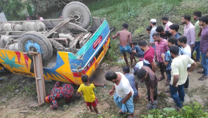 ​মাধবপুরে বাস উল্টে নিহত ১, আহত ৩০