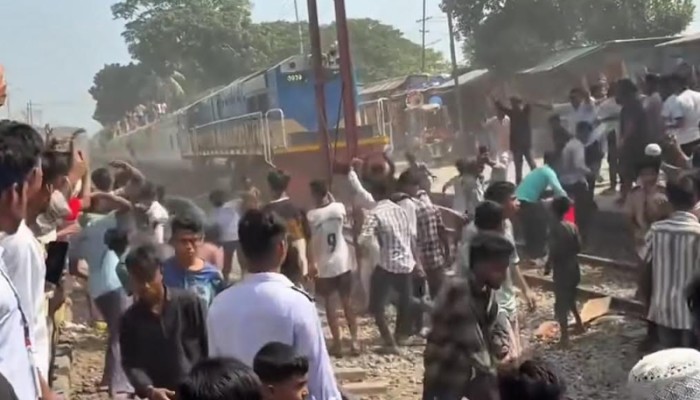 ট্রেনে বৃষ্টির মতো পাথর নিক্ষেপ