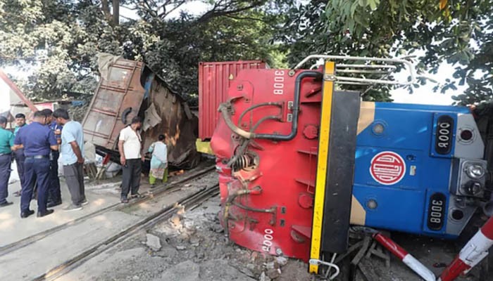 ​চট্টগ্রামে মালবাহী ট্রেনে ট্রাকের ধাক্কা