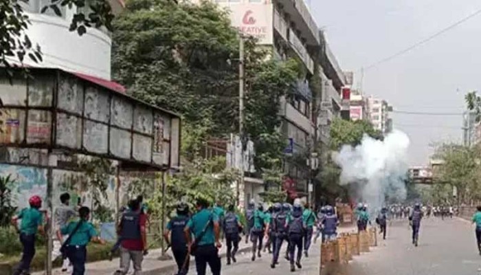 ​ধানমন্ডি আইডিয়াল কলেজের শিক্ষার্থীদের সঙ্গে পুলিশের সংঘর্ষ