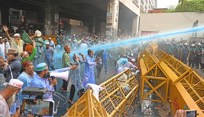 ইবতেদায়ি শিক্ষকদের ওপর জলকামান-সাউন্ড গ্রেনেড নিক্ষেপ