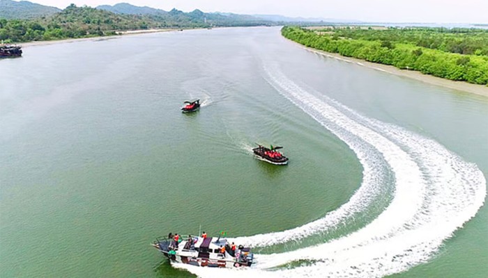 ​ট্রলারসহ ৭ বাংলাদেশি জেলেকে ধরে নিয়ে গেল আরাকান আর্মি