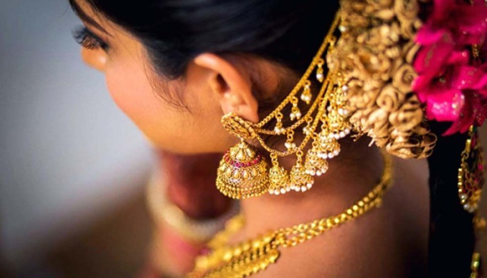 ​সোনার দাম বেড়ে ফের ২ লাখ টাকা ছাড়াল