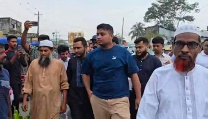 কৃষক বাজারে হাসনাত আব্দুল্লাহর গণসংযোগ