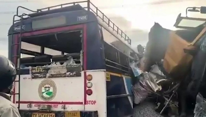 ​ভারতের তেলেঙ্গানায় বাস-ট্রাক সংঘর্ষে নিহত ১৯