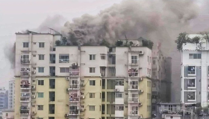 ​মোহাম্মদপুরে বহুতল ভবনে আগুন