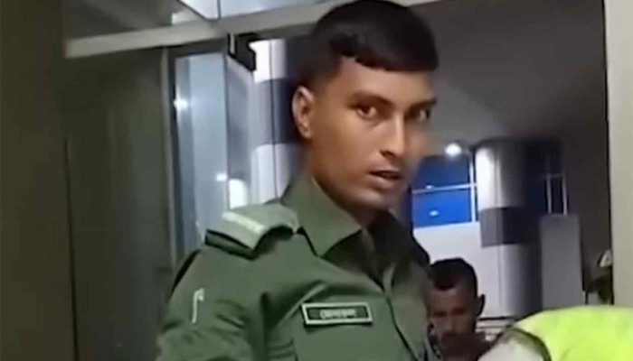 ​শাহজালালে পোড়া ভবন থেকে মোবাইল চুরির চেষ্টা, আনসার সদস্য বহিষ্কার