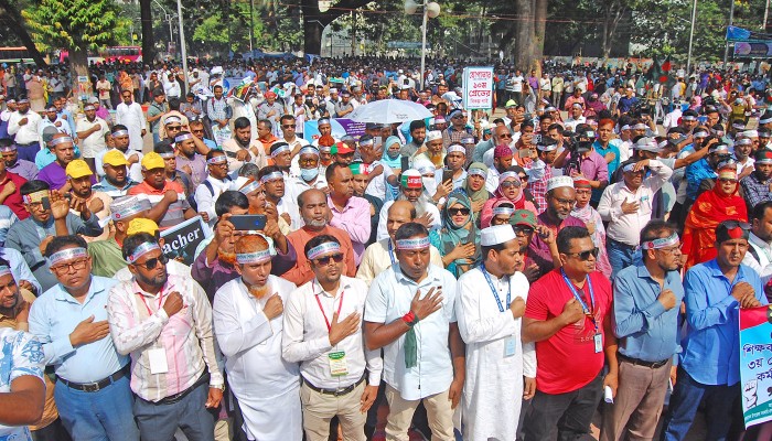​তিন দাবিতে শহীদ মিনারে প্রাথমিকের শিক্ষকরা