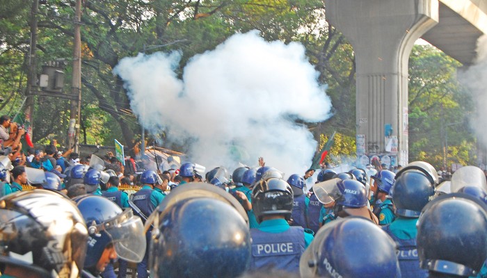 ​শাহবাগে শিক্ষকদের পদযাত্রায় সাউন্ড গ্রেনেড নিক্ষেপ