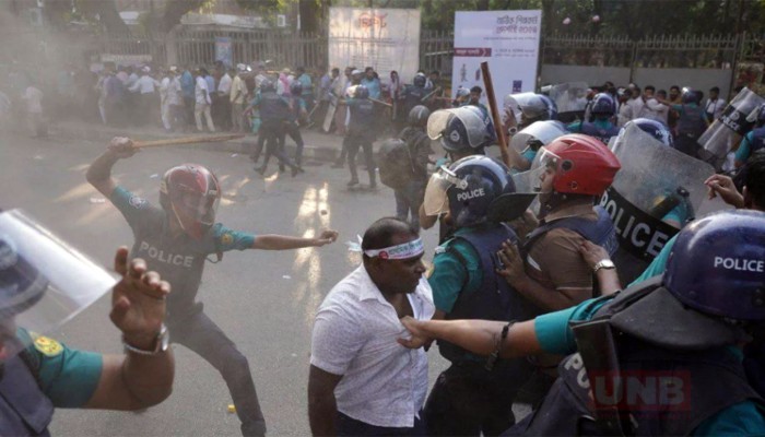 ​লাঠিচার্জ ও টিয়ারগ্যাসে শিক্ষক-পুলিশসহ আহত ১১০