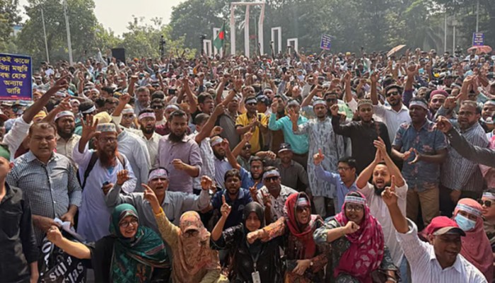 ​দুই উপদেষ্টার পদত্যাগ দাবি শিক্ষকদের