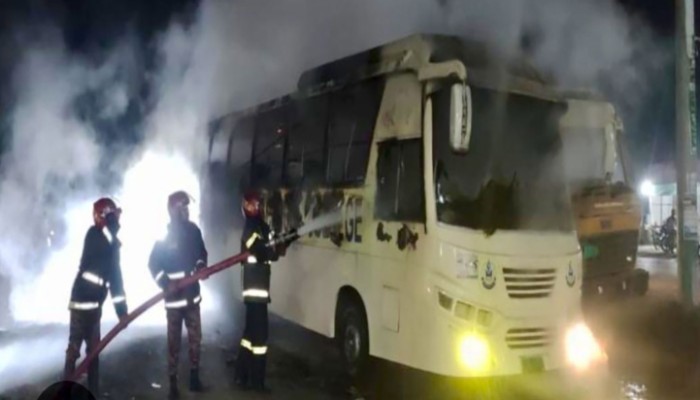 ​মানিকগঞ্জে পার্কিং করে রাখা স্কুলবাসে আগুন