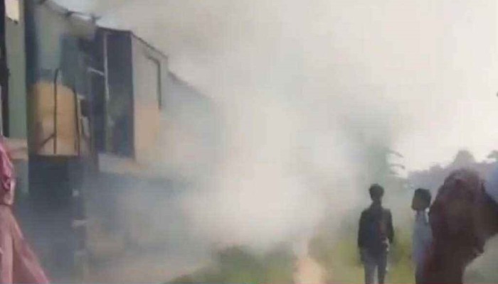 ​ট্রেনের ইঞ্জিনে আগুন, রেল যোগাযোগ বন্ধ