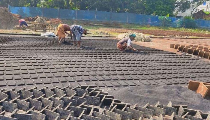 ​হারিয়ে যাচ্ছে কলারোয়ার ঐতিহ্যবাহী টালি শিল্প