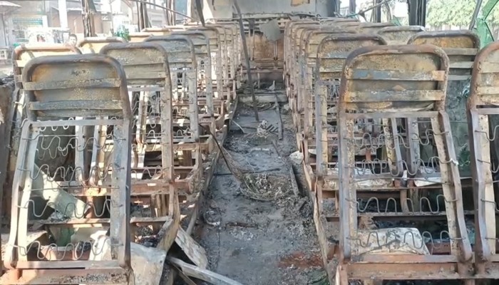 ​বাসে আগুন: জানালা দিয়ে লাফিয়ে প্রাণে বাঁচলেন ঘুমন্ত চালক