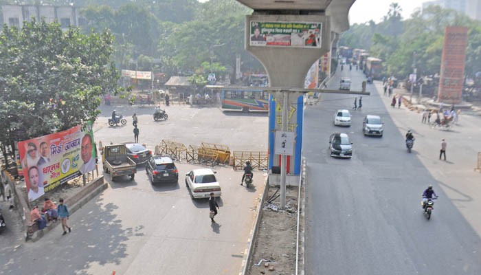 হঠাৎ কমে গেল গণপরিবহন