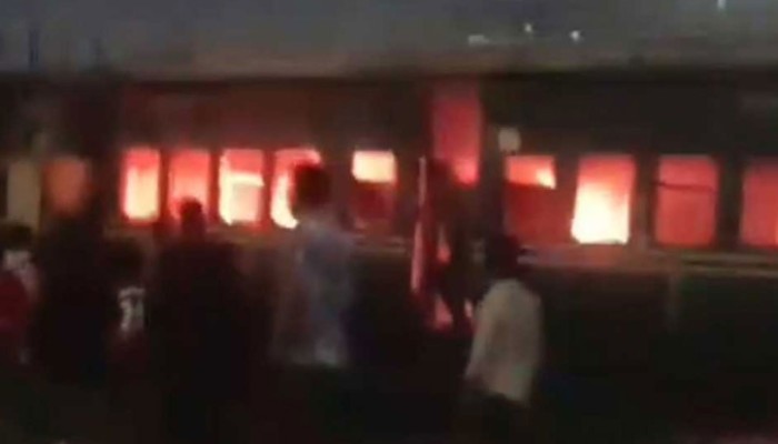 ​রাজধানীর তেজগাঁওয়ে থেমে থাকা ট্রেনে আগুন