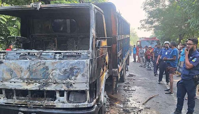 ​পদ্মা সেতুর সামনে এক্সপ্রেসওয়ে অবরোধ, ট্রাকে আগুন ও বাস ভাঙচুর