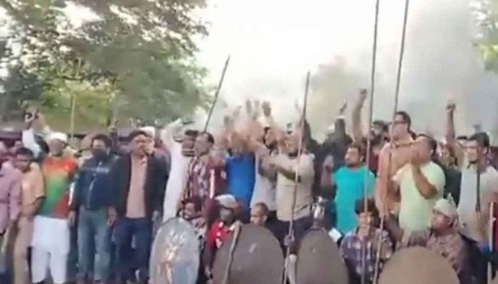 মহাসড়কে আ.লীগের অস্ত্র নিয়ে মহড়া, যান চলাচল বন্ধ