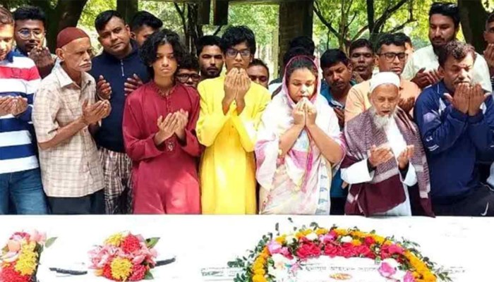 ​১০৭৭টি মোমবাতি জ্বেলে হুমায়ূন আহমেদকে শ্রদ্ধা