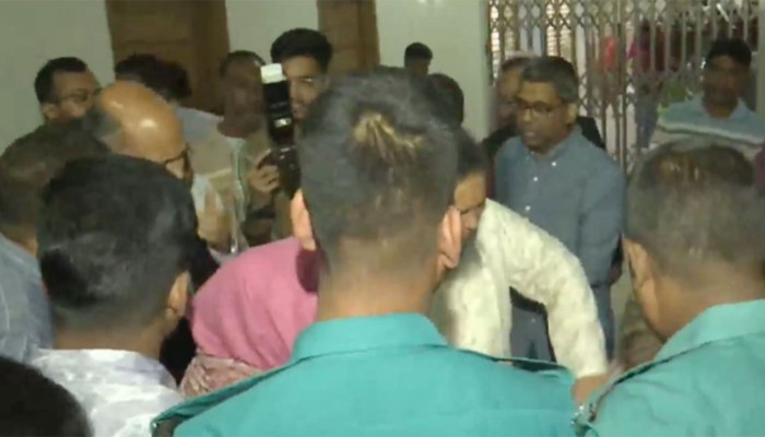 ​বাসায় ঢুকে বিচারকের ছেলেকে ছুরিকাঘাতে হত্যা, আহত স্ত্রী