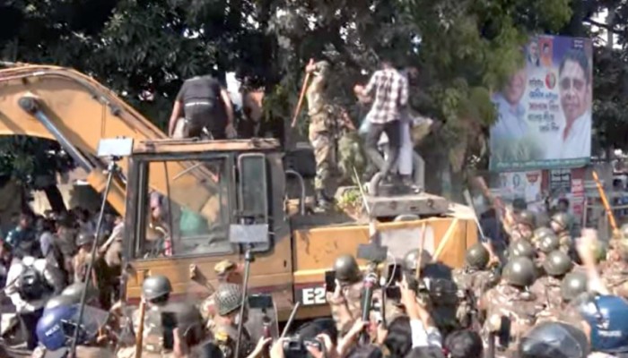 ধানমন্ডি ৩২ নম্বরে বুলডোজার আটকে দিলো সেনাবাহিনী