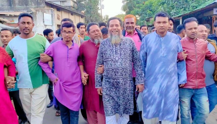 ​শেখ হাসিনার ফাঁসির রায়ে হিলিতে আনন্দ মিছিল