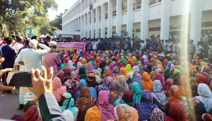 ১১ দফা দাবিতে উত্তরা ইপিজেডে শ্রমিকদের বিক্ষোভ