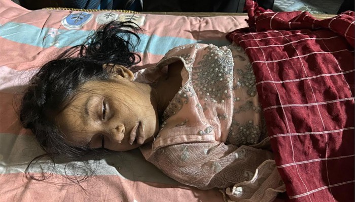 ​বসতঘরের আঁড়ার সঙ্গে ঝুলছিল শিশু তানিশার মরদেহ